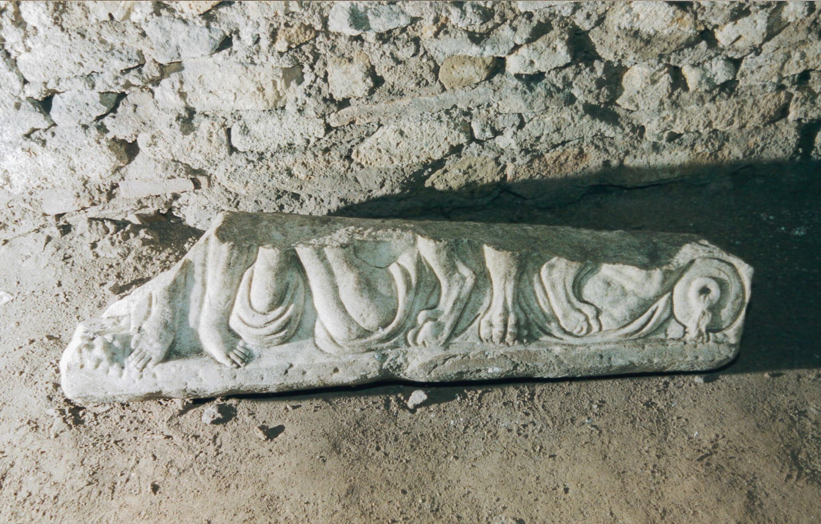 sarcofago/ fronte, Sarcofago con figure umane e zampe leonine (SECOLI/ ARCHI DI 